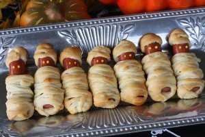 Mummies in a blanket Halloween Snack DIY